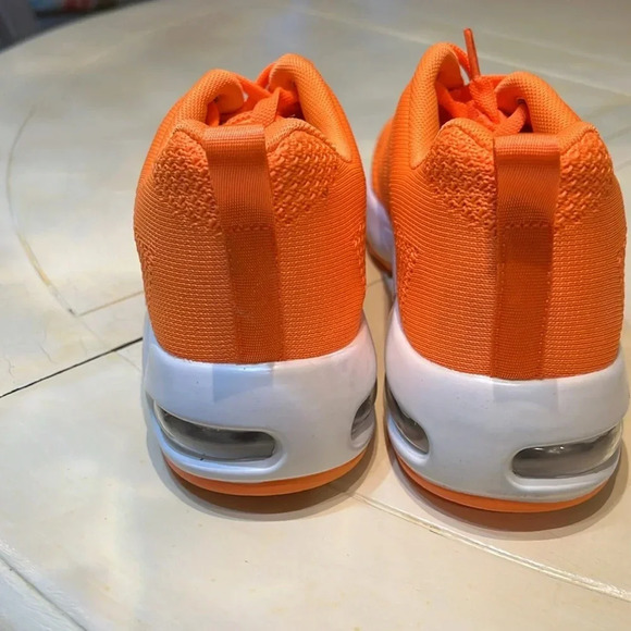 MISHANSHA WOMANS SIZE 8 SNEAKERS - Picture 3 of 4